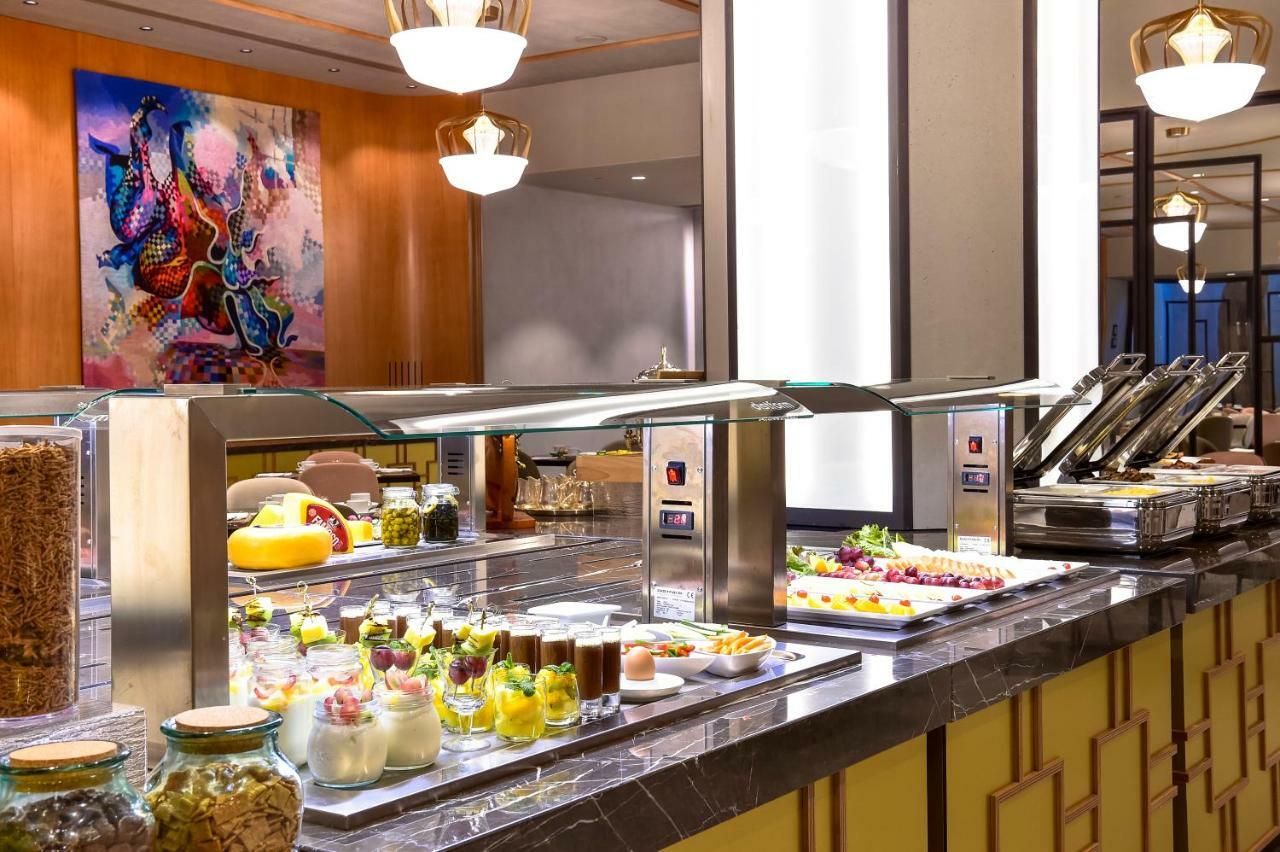 Porto Palacio Hotel By The Editory Екстериор снимка A buffet at a hotel